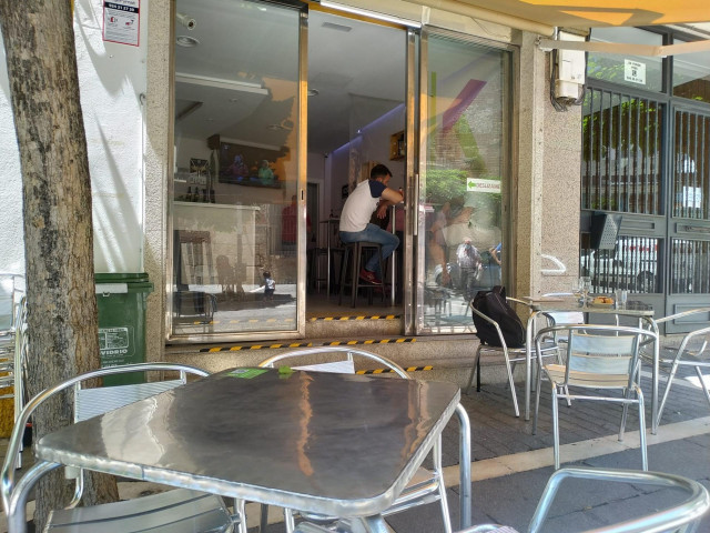 Archivo - Bar de Mérida con la terraza vacía