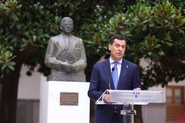 El presidente de la Junta de Andalucía en funciones, Juanma Moreno, en el homenaje a Blas Infante por su 137 aniversario celebrado en el Parlamento andaluz.