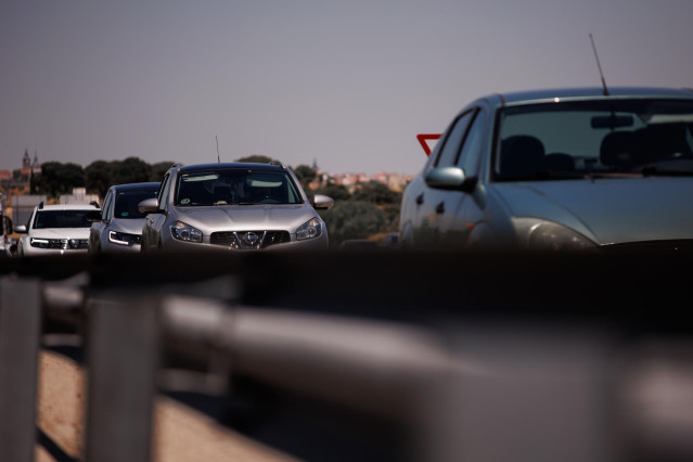 Varios vehículos durante un control de la Guardia Civil en la autovía A-5, en la primera operación salida del verano de 2022