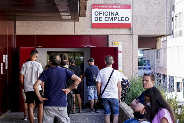 Varias personas esperan para entrar en la oficina de desempleo de Azca, a 4 de julio de 2022, en Madrid (España). El número de parados registrados en las oficinas de los servicios públicos de empleo (antiguo INEM) se redujo en 42.409 desempleados en junio