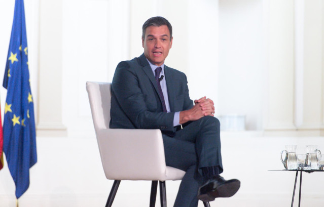 El presidente del Gobierno, Pedro Sánchez, interviene en un diálogo con el Premio Nobel de Ciencias Económicas, en el Aula Maluquer, a 4 de julio de 2022, en Madrid (España).