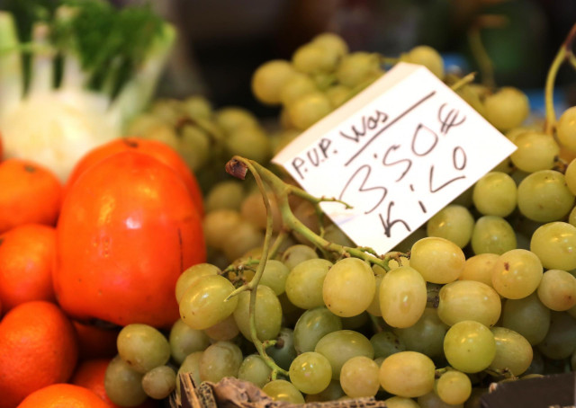 Archivo - Uvas y caquis en el Mercado de San Isidro, a 17 de diciembre de 2021, en Madrid, (España). El de San Isidro es uno de los mercados municipales que abastecen de alimentos a los madrileños. Según un estudio de la OCU, el español medio podría gasta