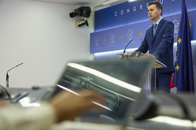 El portavoz del PSOE en el Congreso, Héctor Gómez, en una rueda de prensa