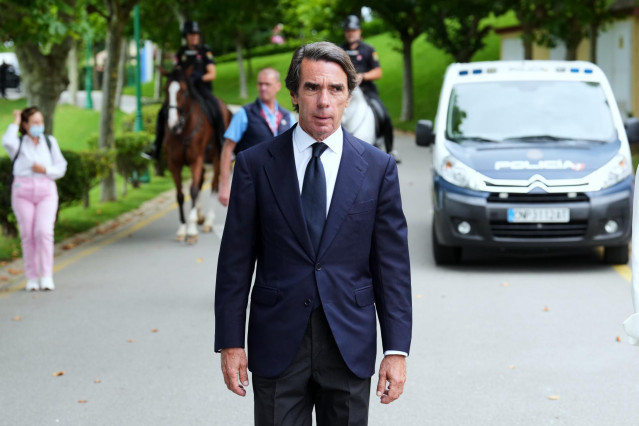 El expresidente del Gobierno José María Aznar a su llegada al curso de verano de la UIMP en el que participa en el Palacio de la Magdalena de Santander