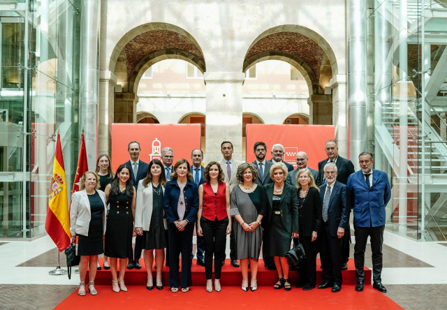 La presidenta de la Comunidad de Madrid, Isabel Díaz Ayuso, recibe a una delegación de American Jewish Committee, en la Real Casa de Correos.