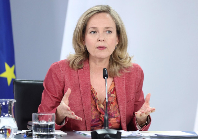 La vicepresidenta primera y ministra de Asuntos Económicos, Nadia Calviño, en una rueda de prensa, posterior al Consejo de Ministros, en el Complejo de la Moncloa, a 5 de julio de 2022, en Madrid (España). Durante el Consejo de Ministros.