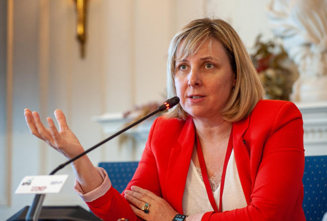 Patricia Suárez, presidenta de Asufin, durante su intervención en el curso de verano organizado por la APIE en la UIMP de Santander.