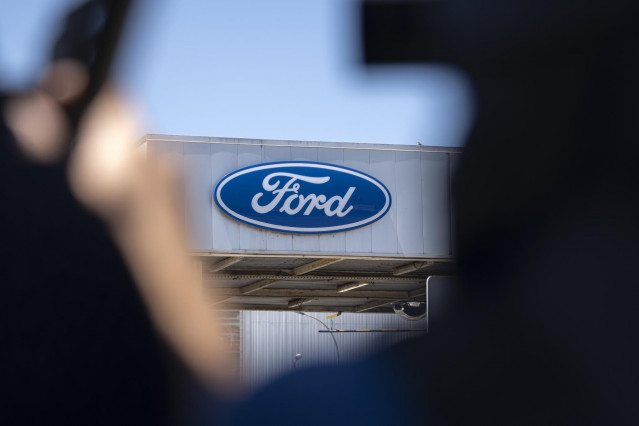 Logo de Ford en la entrada de la fábrica de Almussafes (Valencia)