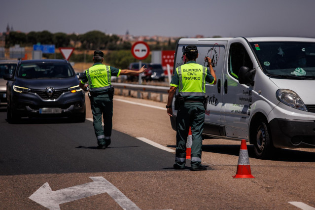 Dos agentes de la Guardia Civil durante un control en la autovía A-5