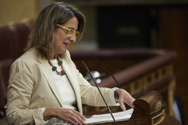 La vicepresidenta y ministra para la Transición Ecológica y el Reto Demográfico del Gobierno de España, Teresa Ribera, interviene en una sesión plenaria, en el Congreso de los Diputados, a 30 de junio de 2022, en Madrid (España).