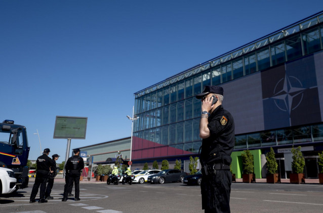Varios policías nacionales en el dispositivo puesto en marcha para la OTAN, en IFEMA Madrid