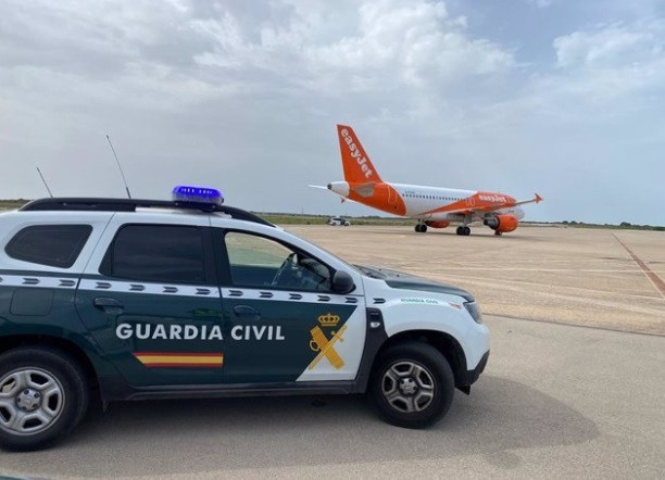 Coche de la Guardia Civil en el aeropuerto de Menorca con motivo de una amenaza de bomba.