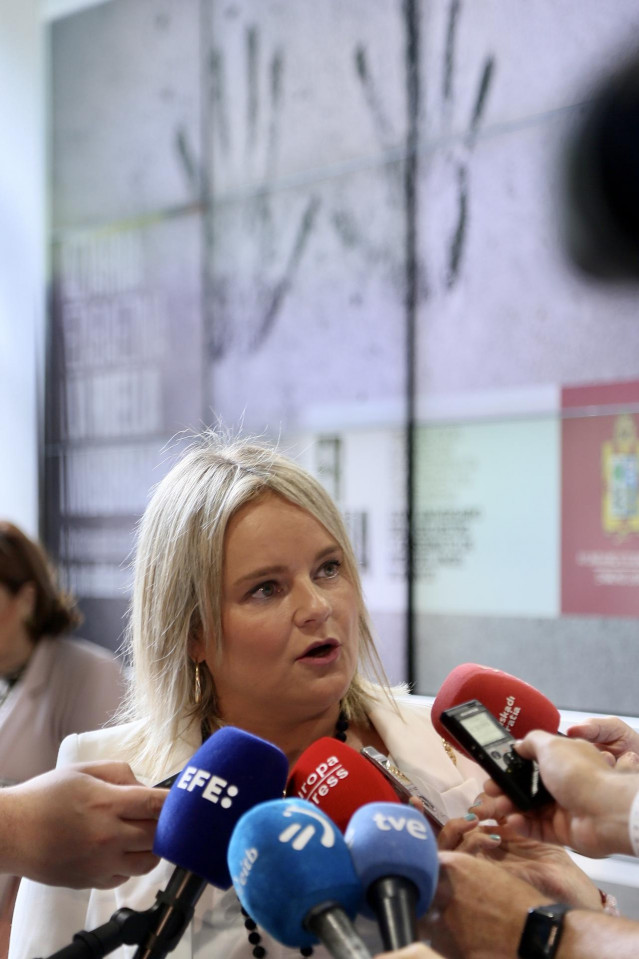 La hermana de Miguel Ángel Blanco, asesinado por ETA, María del Mar Blanco, atiende a los medios en la inauguración de la exposición ‘El terror a portada. 60 años del terrorismo en España a través de la prensa’, en el Izarra Centre de Ermua, a 17 de junio