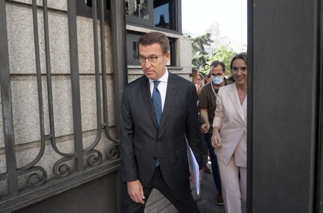 El presidente del PP, Alberto Núñez Feijóo y la secretaria general y portavoz del PP, Cuca Gamarra, a su llegada al Congreso de los Diputados, a 5 de julio de 2022, en Madrid (España).