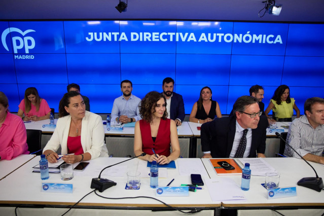 La vicesecretaria de Organización y Territorial del PP de Madrid y alcaldesa de Arroyomolinos, Ana Millán (2i); la presidenta del Partido Popular de Madrid, Isabel Díaz Ayuso (3i); el secretario general del PP de Madrid y portavoz en la Asamblea, Alfonso