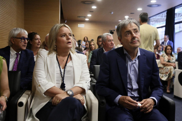 La hermana de Miguel Ángel Blanco, asesinado por ETA, María del Mar Blanco, y el presidente de la Fundación Víctimas del Terrorismo, Tomás Caballero; asisten a la inauguración de la exposición ‘El terror a portada.