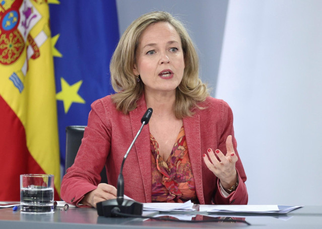 La vicepresidenta primera y ministra de Asuntos Económicos, Nadia Calviño, en una rueda de prensa, posterior al Consejo de Ministros, en el Complejo de la Moncloa, a 5 de julio de 2022, en Madrid (España).