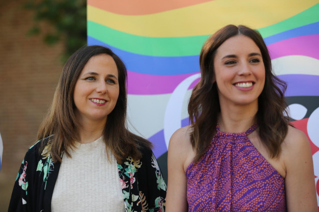 La ministra de Igualdad, Irene Montero (d), y la ministra de Derechos Sociales y Agenda 2030, Ione Belarra (i), durante la II edición de los Reconocimientos Arcoíris por el Día Internacional del Orgullo LGTBI, a 27 de junio de 2022, en Madrid (España).