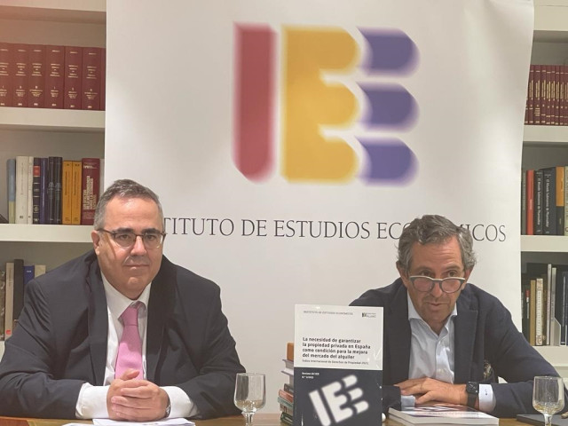 El director general del IEE, Gregorio Izquierdo (Izda) y el presidente del organismo, Íñigo Fernández de Mesa (Dcha), durante la presentación de este miércoles