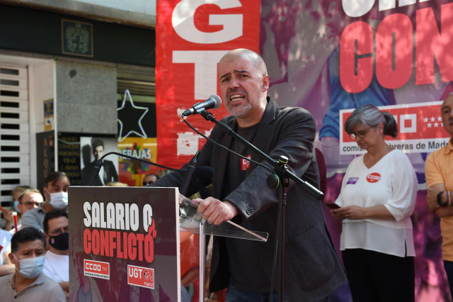 El secretario general de CCOO, Unai Sordo, interviene en una concentración de CCOO y UGT para exigir salarios dignos frente a la sede de la Confederación Española de Organizaciones Empresariales (CEOE)  a 6 de julio de 2022, en Madrid (España).