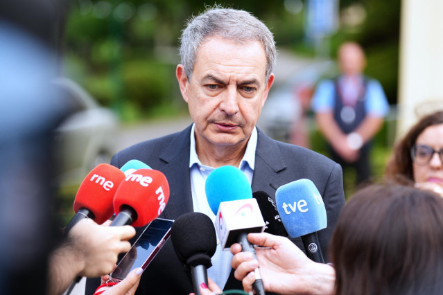 El expresidente del Gobierno José Luis Rodríguez Zapatero, comparece ante los medios en el Paraninfo de la Magdalena, en Santander