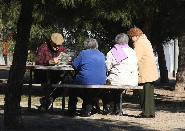 Archivo - Unos pensionistas en un parque