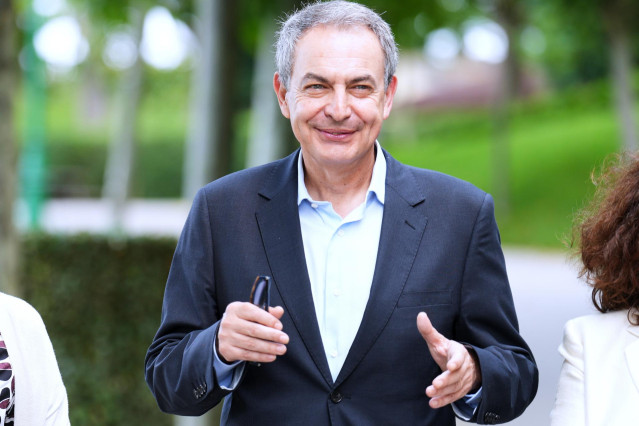 El expresidente del Gobierno José Luis Rodríguez Zapatero, a su llegada a un encuentro de la Universidad Internacional Menéndez Pelayo (UIMP), en el Paraninfo de la Magdalena, a 6 de julio de 2022, en Santander, Cantabria (España).