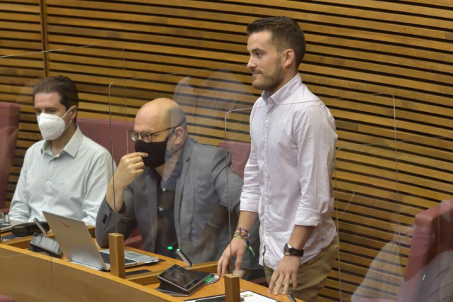 Ferran Barberà promete su cargo como nuevo diputado de Compromís en Les Corts