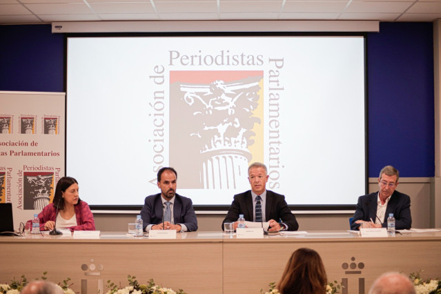 El presidente del Senado, Ander Gil, participa en los cursos de verano de la Asociación de Periodistas Parlamentarios.