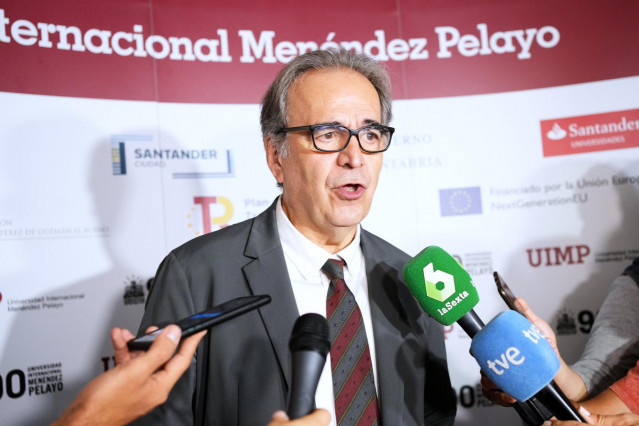 El ministro de Universidades, Joan Subirats, comparece en el photocall de entrada al Palacio de la Magdalena, a 6 de julio de 2022, en Santander, Cantabria (España).