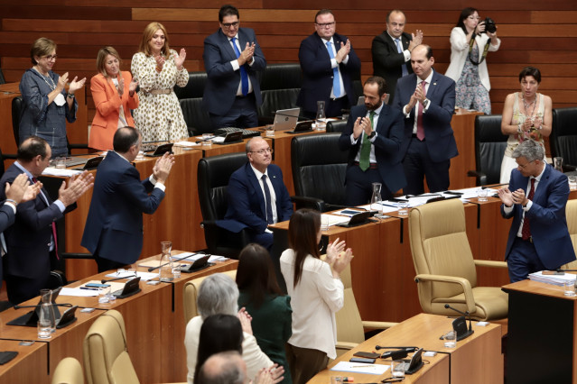 Monago, sentado, rodeado por los aplausos de sus compañeros y el resto de grupos políticos de la Asamblea y miembros del Gobierno de la Junta, en su despedida como líder de la oposición, en el Debate sobre el Estado de la Región.