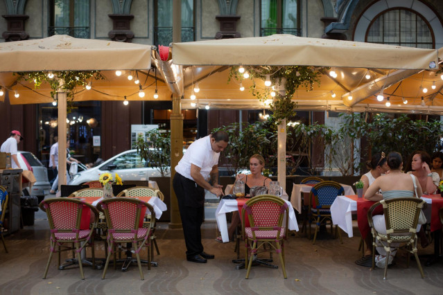Un camarero atiende a una mesa en las Ramblas, a 15 de junio de 2022, en Barcelona, Catalunya (España).