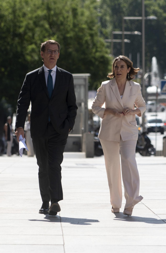 El presidente del PP, Alberto Núñez Feijóo y la secretaria general y portavoz del PP, Cuca Gamarra, a su llegada al Congreso de los Diputados, a 5 de julio de 2022, en Madrid (España).