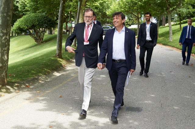 El expresidente del Gobierno Mariano Rajoy (i) y el rector de la Universidad Internacional Menéndez Pelayo (UIMP), Carlos Andradas (d), a su llegada a un encuentro de la UIMP, en el Palacio de la Magdalena de Santander