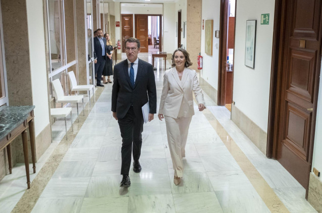 El presidente del PP, Alberto Núñez Feijóo y la secretaria general y portavoz del PP, Cuca Gamarra, a su llegada al Congreso de los Diputados, a 5 de julio de 2022, en Madrid (España).