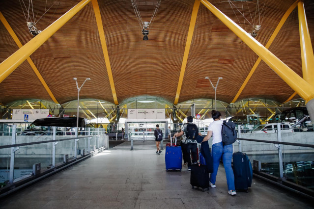 Pasajeros con sus maletas en la Terminal 4 del Aeropuerto Adolfo Suárez Madrid Barajas, a 1 de julio de 2022, en Madrid (España).