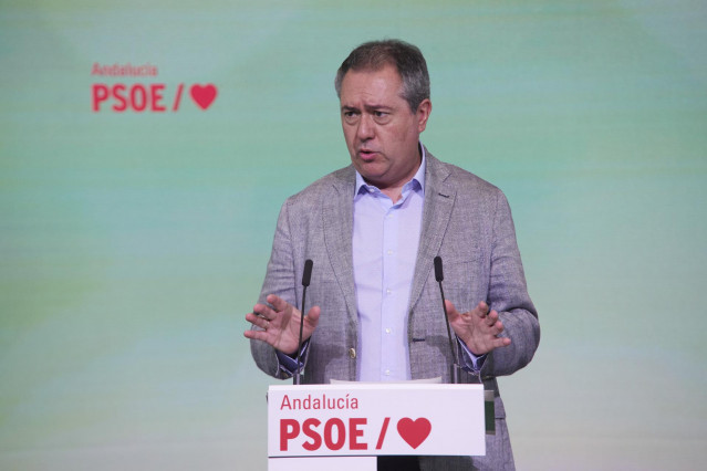 El secretario general del PSOE-A, Juan Espadas, comparece en rueda de prensa en la sede del PSOE-A, a 6 de julio de 2022 en Sevilla (Andalucía, España)