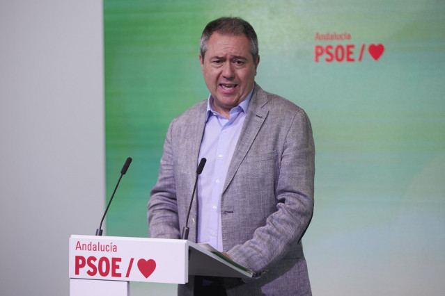 El secretario general del PSOE-A, Juan Espadas, comparece en rueda de prensa en la sede del PSOE-A, a 6 de julio de 2022 en Sevilla (Andalucía, España)