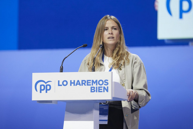 Archivo - La presidenta de NNGG y diputada en el Congreso por Vizcaya del PP, Bea Fanjul, interviene en el XX Congreso extraordinario del PP, en el Palacio de Congresos y Exposiciones de Sevilla (FIBES), a 1 de abril de 2022, en Sevilla, Andalucía (España