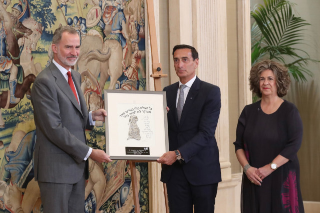 El Rey Felipe VI recibe el Premio Gesher del Comité Judío Estadounidense durante una audiencia en la Zarzuela