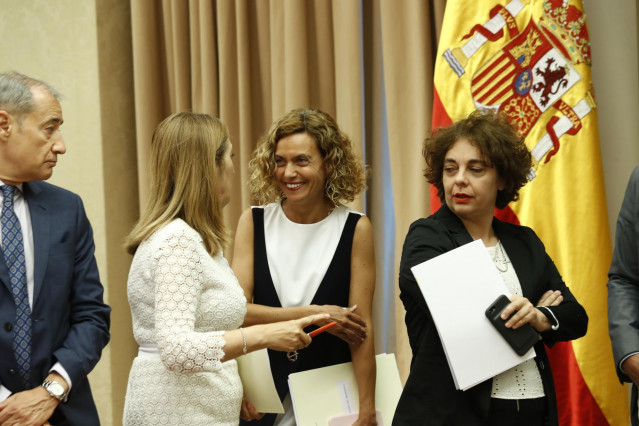 Archivo - La presidenta del Congreso de los Diputados, Meritxell Batet, entrre Ana Pastor (PP) y Gloria Elizo (Unidas Podemos)