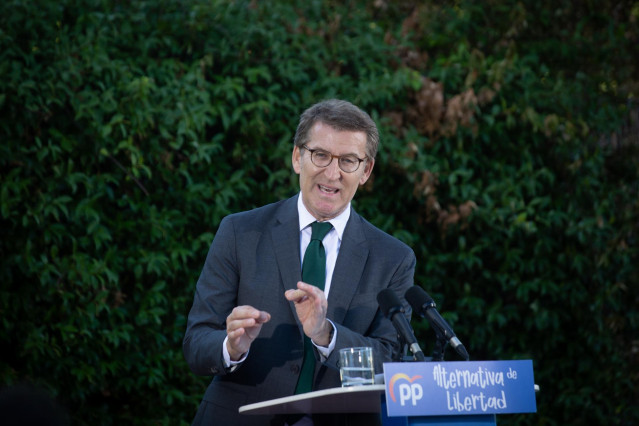 El presidente del PP, Alberto Núñez Feijóo, interviene durante la escuela de verano del PP de Cerdanyola del Vallès, a 1 de julio de 2022, en Cerdanyola del Vallès, Barcelona, Cataluña (España).