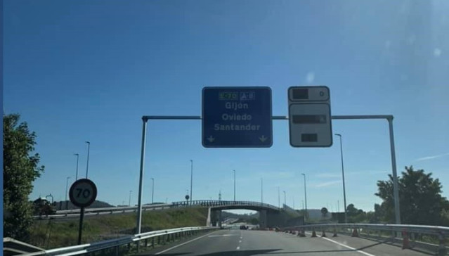 Archivo - Carteles en la autopista