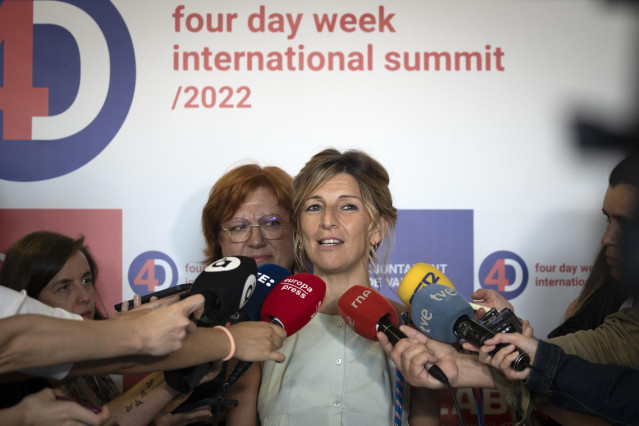 Archivo - La vicepresidenta segunda y ministra de Trabajo y Economía Social, Yolanda Díaz, ofrece declaraciones a los medios en València