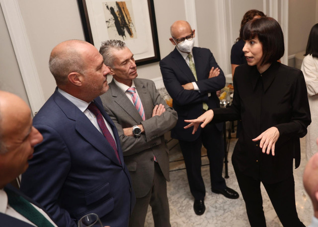 La ministra de Ciencia e Innovación, Diana Morant (1d),  conversa durante un desayuno informativo de Europa Press, en el hotel Villa Magna, a 7 de julio de 2022, en Madrid (España).