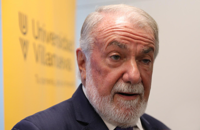 Archivo - El exministro de Interior Jaime Mayor Oreja imparte una sesión de liderazgo personal en la Universidad Villanueva de Madrid, a 20 de octubre de 2021, en Madrid (España).