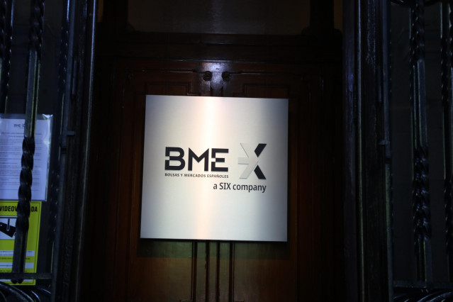 Archivo - Cartel de las Bolsas y Mercados Españoles (BME) en el Palacio de la Bolsa de Madrid