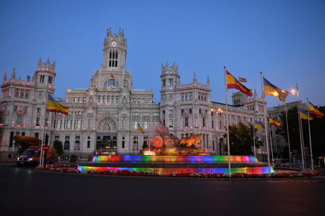 Vista de la fuente y el Palacio de Cibeles con los colores de la bandera LGTB, a 6 de julio de 2022, en Madrid (España). Con motivo del #OrgulloMadrid2022, el Palacio de Cibeles, sede del Ayuntamiento de Madrid, se encuentra iluminado con los colores de l
