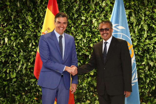 El presidente del Gobierno, Pedro Sánchez, con el director general de la Organización Mundial de la Salud (OMS), Tedros Adhanom Ghebreyesus, en Ginebra. 07/07/2022