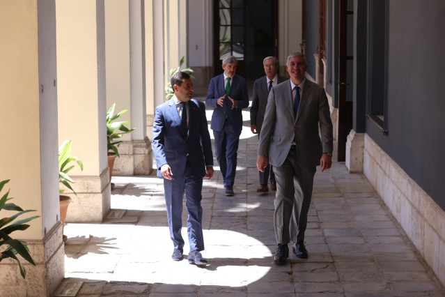 El director industrial mundial de Renault Group y presidente-director general de Renault Iberia, José Vicente de los Mozos, y el presidente de la Junta, Juanma Moreno.